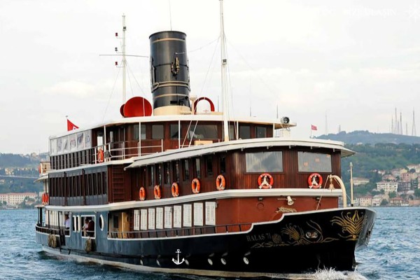 Halas'ta Zarif Bir İstanbul Boğaz Akşamı resmi